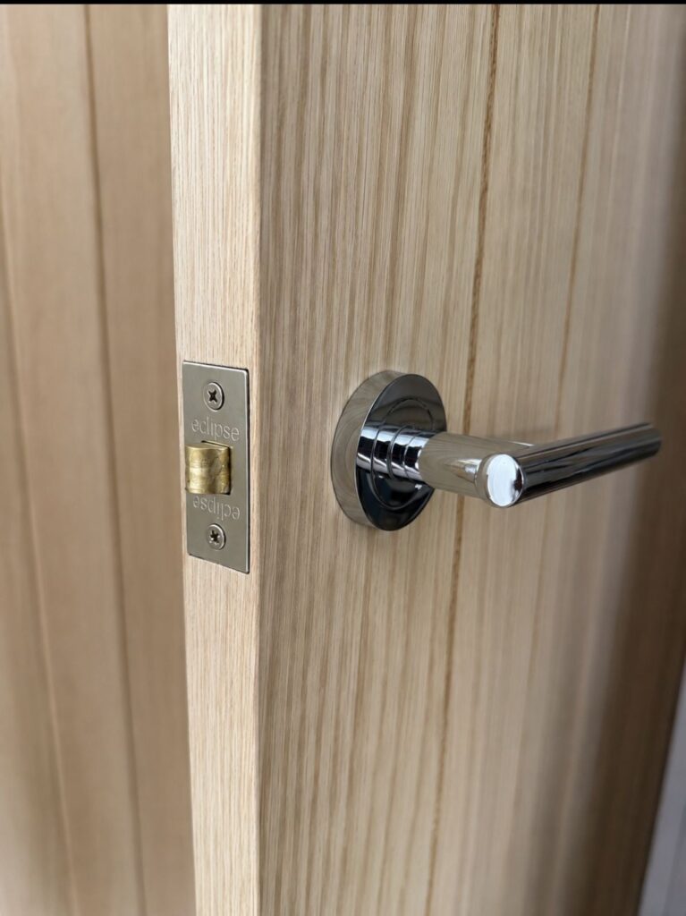 Oak door handle, part of our carpentry advice on choosing doors